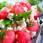 Probier diesen Wassermelonen Feta Salat – süß, salzig, erfrischend und einfach unglaublich lecker! Dieses schnelle, vegetarische Salatrezept ist perfekt für heiße Tage, Picknicks oder Grillabende. Mit Wassermelone, Feta, frischer Minze, Limettensaft und optional Gurke entsteht in nur 10 Minuten ein leichter Sommersalat, der einfach immer passt. Schnell gemacht, unkompliziert und voller Aroma. Wassermelonen Feta Salat ist DAS Trendrezept für den Sommer – jetzt ausprobieren und verlieben!