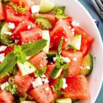 Dieser Wassermelonen Feta Salat ist immer eine gute Idee. Er ist leicht, vegetarisch, blitzschnell gemacht und schmeckt dabei absolut raffiniert. Die Mischung aus süßer Melone, salzigem Feta, Gurke, Minze und Limette ist super erfrischend und ein echter Genuss. Dieses Sommersalat-Rezept eignet sich perfekt für warme Tage, gesunde Ernährung und unkompliziertes Kochen. Und das Beste: Es sieht auch noch wunderschön aus – ideal also für Gäste, Buffets oder ein leichtes Sommerdinner.