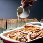 Einfaches Rezept für Apfel Zimtschnecken mit Vanilleguss
