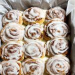 Frisch gebackene Apfel-Zimtschnecken mit süßem Vanilleguss – perfekt für Familienkaffee oder süße Pausen zwischendurch.