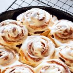 Apfel-Zimt-Schnecken mit Vanilleguss in einer Auflaufform – goldbraun gebacken, herrlich saftig und perfekt für den Herbst oder zum Brunch.