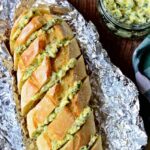 Dieses Rezept für Kräuterbutter-Baguette ist ideal, wenn du Gäste erwartest oder dein Grillbuffet stressfrei vorbereiten möchtest. Du brauchst nur ein frisches Baguette und Kräuterbutter – und schon hast du eine köstliche Beilage, die garantiert alle begeistert. Auch lecker zu Suppe, Salat oder Pasta! Jetzt Rezept speichern und immer griffbereit haben.