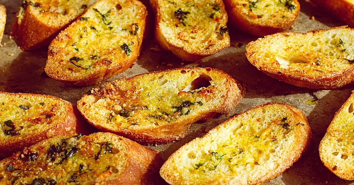 Knuspriges Weißbrot mit Kräuterbutter