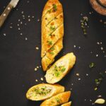 Dieses Kräuterbutter-Baguette ist ein echtes Wohlfühlessen – schnell gemacht, herrlich aromatisch und herrlich vielseitig. Ob als Grillbeilage, zum Ofengemüse, zu Pasta oder einfach pur: Du brauchst nur wenige Zutaten und 10 Minuten Zeit. Auch super, wenn du Reste aufbrauchen oder Gäste beeindrucken willst. Wer es einmal probiert hat, wird es immer wieder machen. Jetzt merken und nachbacken!