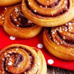 Schwedische Zimtschnecken (Kanelbullar) ganz einfach selber machen – mit fluffigem Hefeteig, zimtiger Füllung und saftigem Ergebnis. Schnell, gelingsicher & unwiderstehlich lecker!