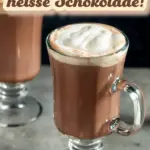 Diese cremige heiße Schokolade ist das perfekte Getränk für kleine (und große) Schokofans. Mit echter Schokolade, Milch und etwas Sahne wird sie wunderbar mild und schaumig.