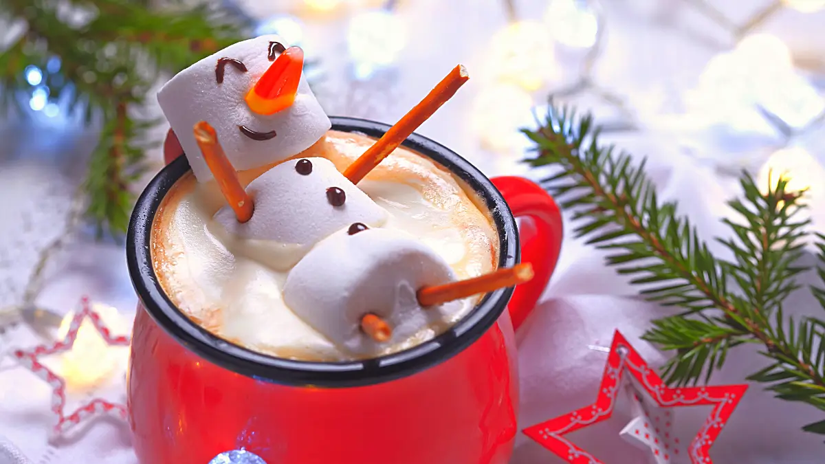 Ein Schneemann aus Marshmallows schmilzt in der Trinkschokolade