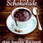 Eine einfache Anleitung für selbstgemachte Trinkschokolade aus echter Zartbitterschokolade und Vollmilch. Das Ergebnis ist eine dicke, samtige heiße Schokolade mit frisch geschlagener Sahne.