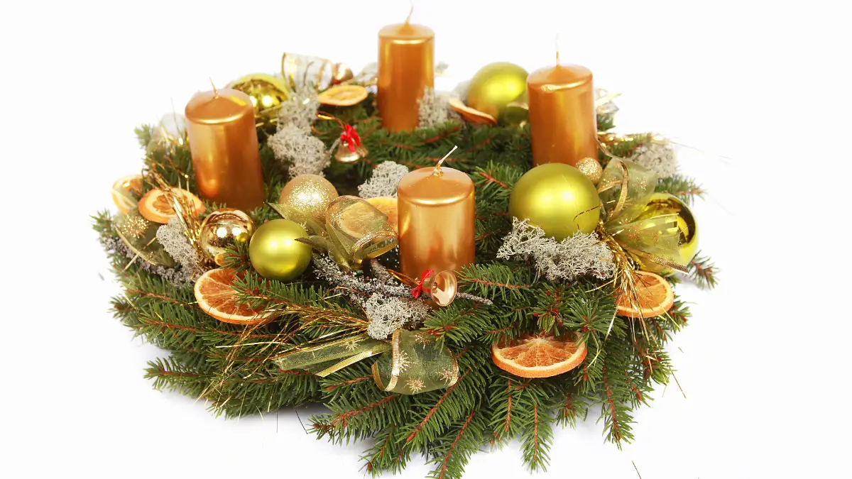 Adventskranz-Ideen mit Gold und Grün