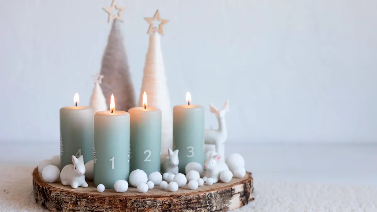 Skandinavisch-schlichte Adventsdeko