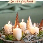 Adventskranz-Dekoration in einer Schale mit Moos.