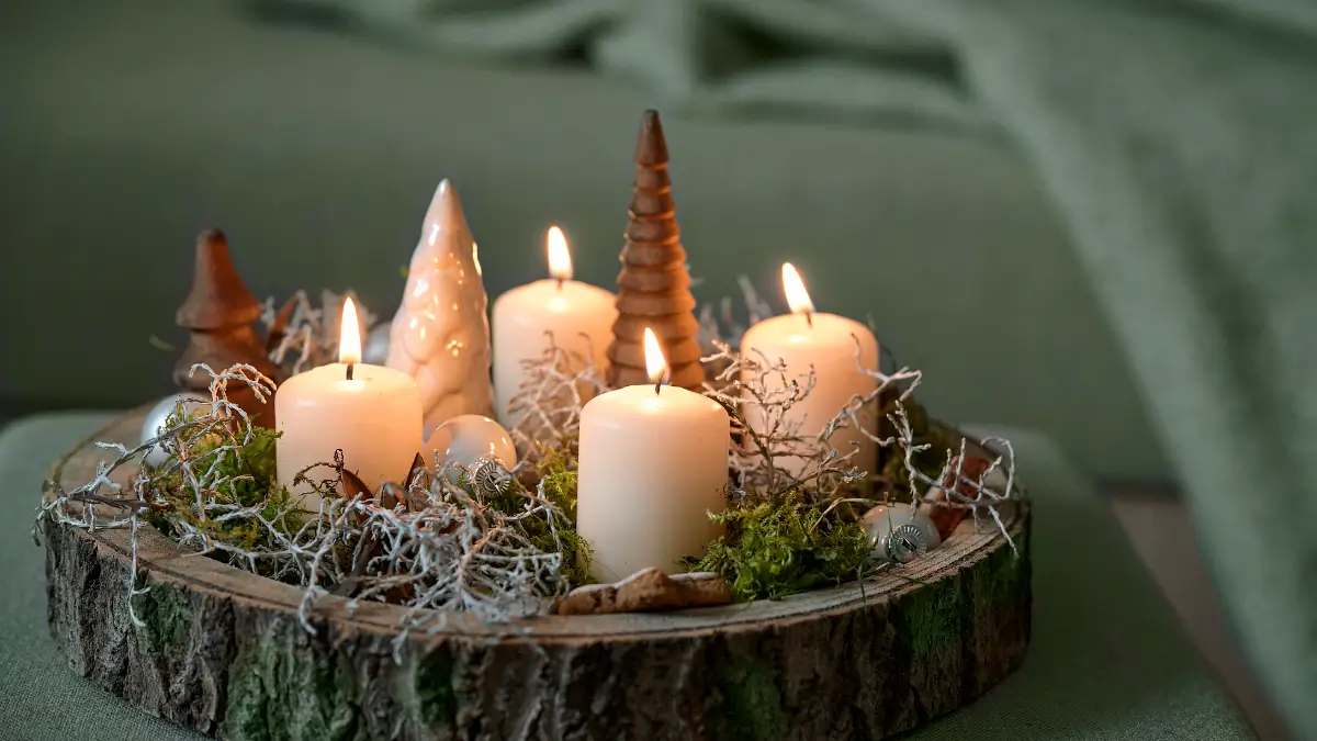 Adventskranz auf dem Tablett und in der Schale