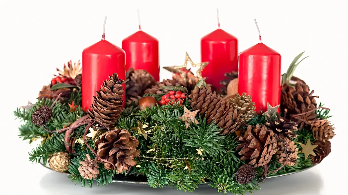 Adventskranz-Ideen mit Tannanzapfen und roten Kerzen