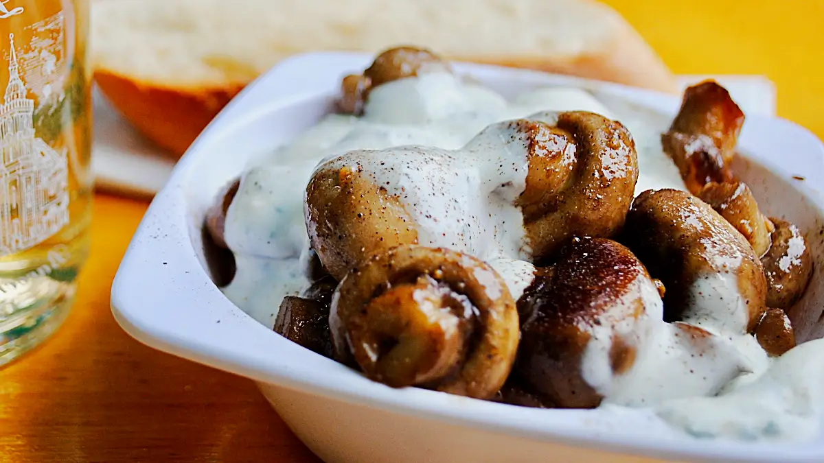 Champignons wie vom Weihnachtsmarkt mit Knoblauchsauce