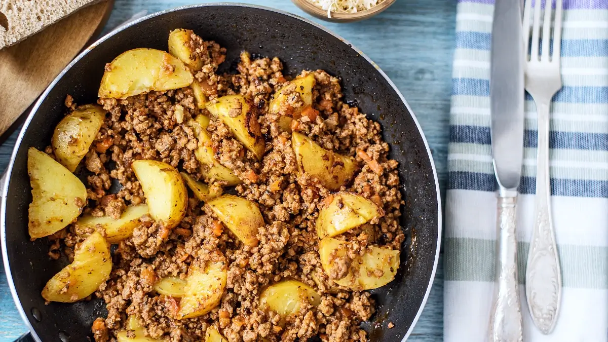 Die Kartoffel-Hackfleisch-Pfanne ist in 30 Minuten auf dem Tisch