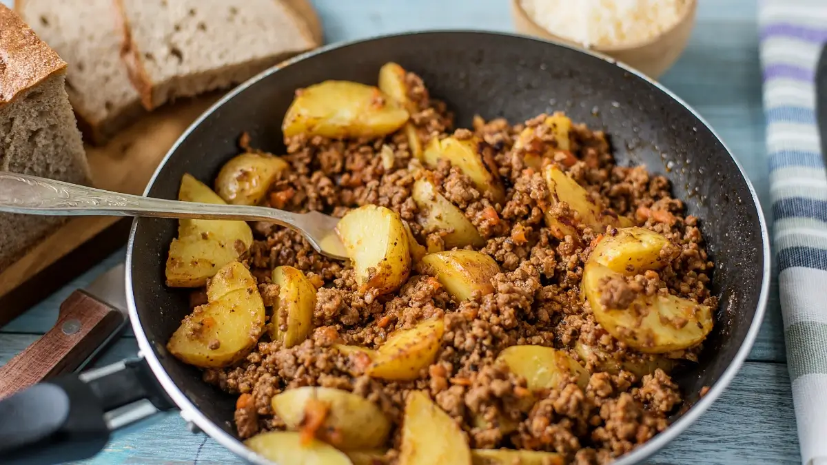 Einfache, schnelle Kartoffel-Hack-Pfanne mit Gemüse