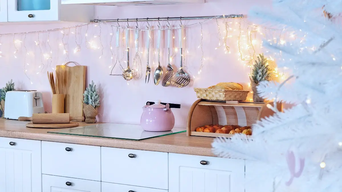 Zarte nordische Weihnachtsdeko in der Küche
