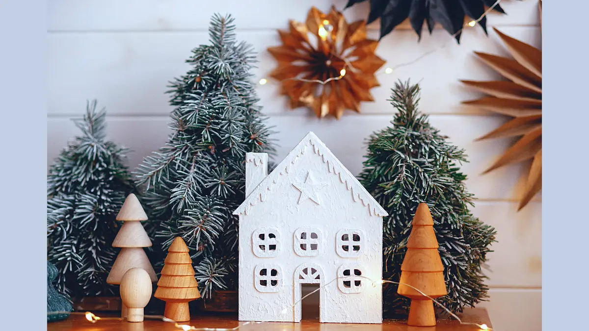 Skandinavische Weihnachtsdeko, weiss und Holz