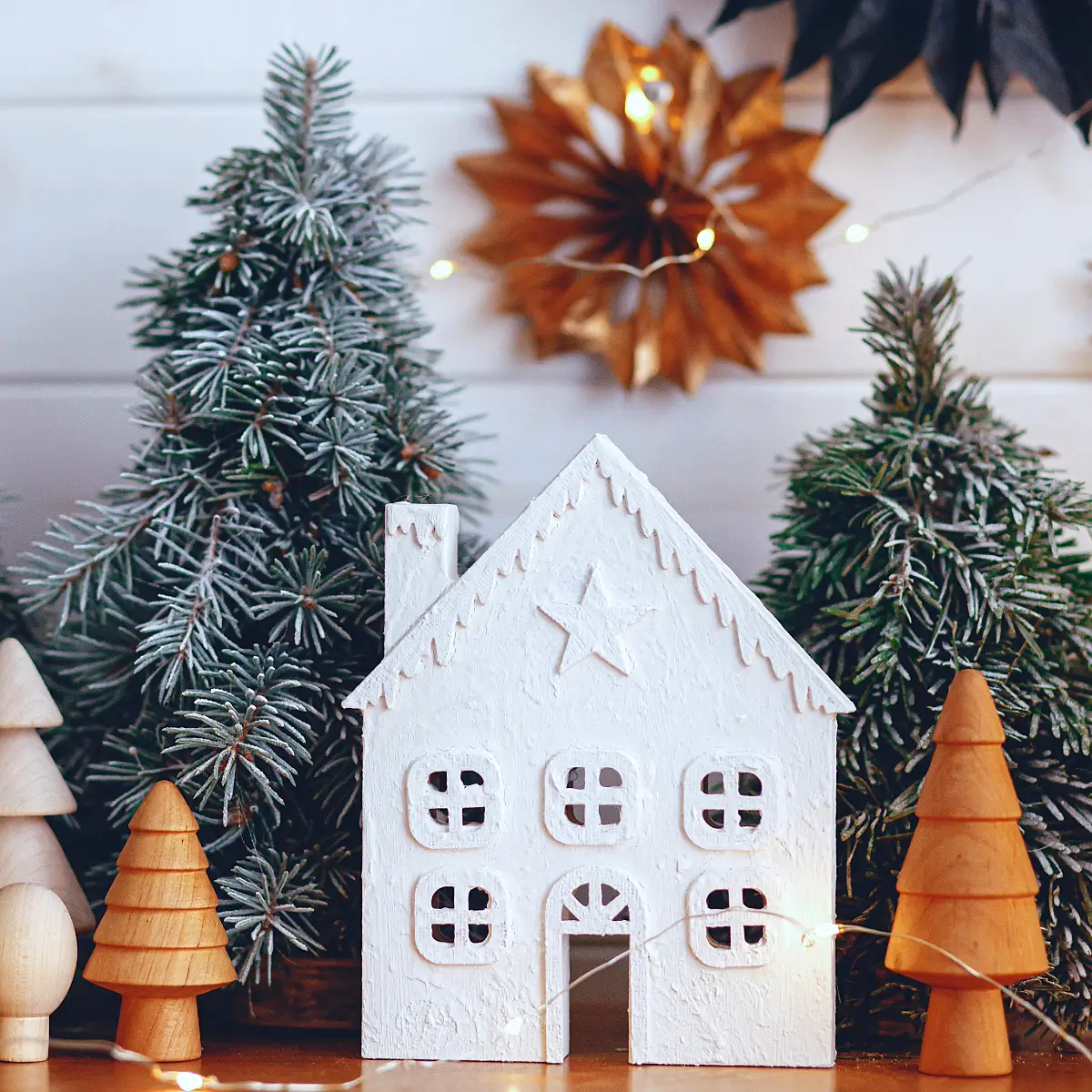 Skandinavische Weihnachtsdeko, weiss und Naturtöne