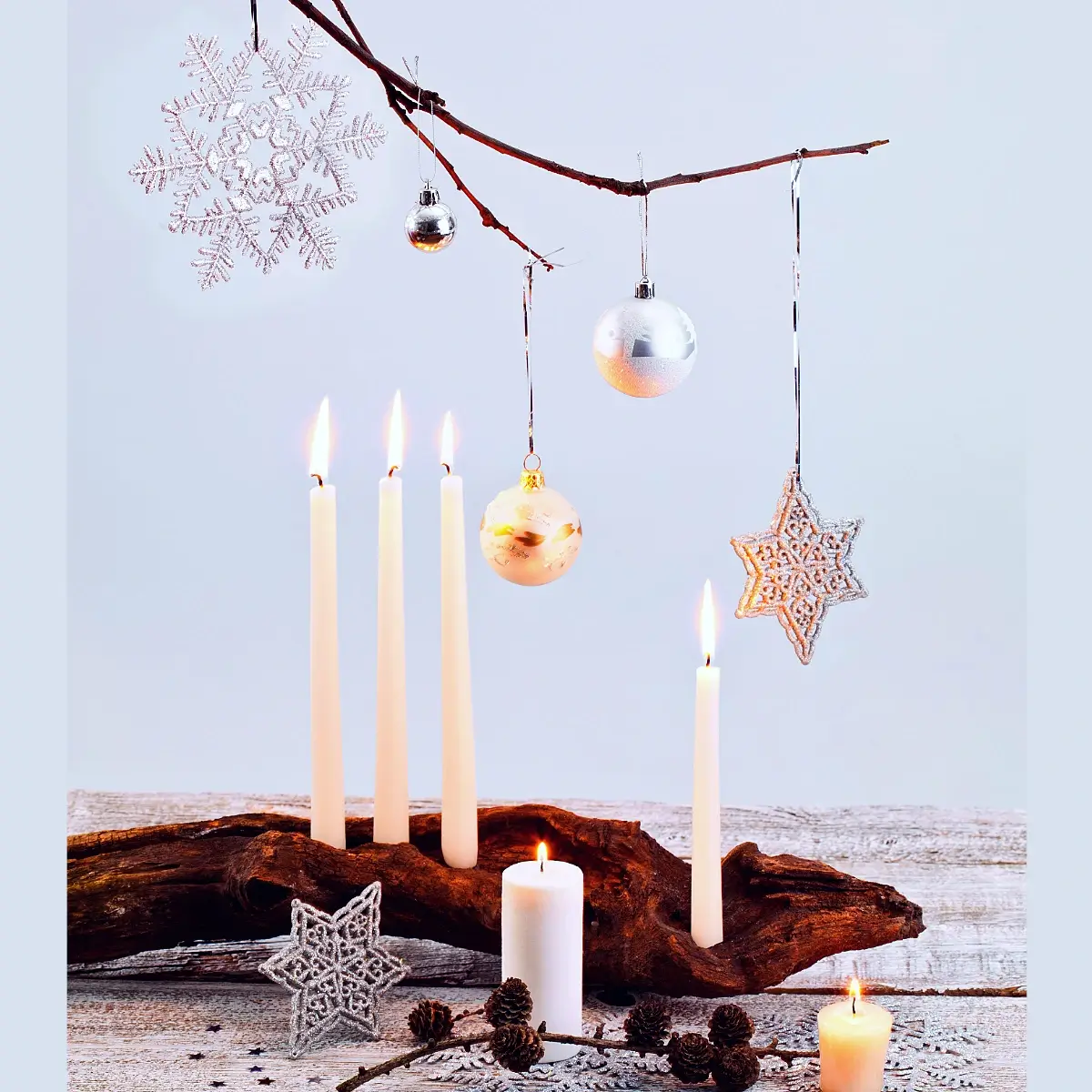 Kerzen zaubern nordische Gemütlichkeit in der Adventszeit