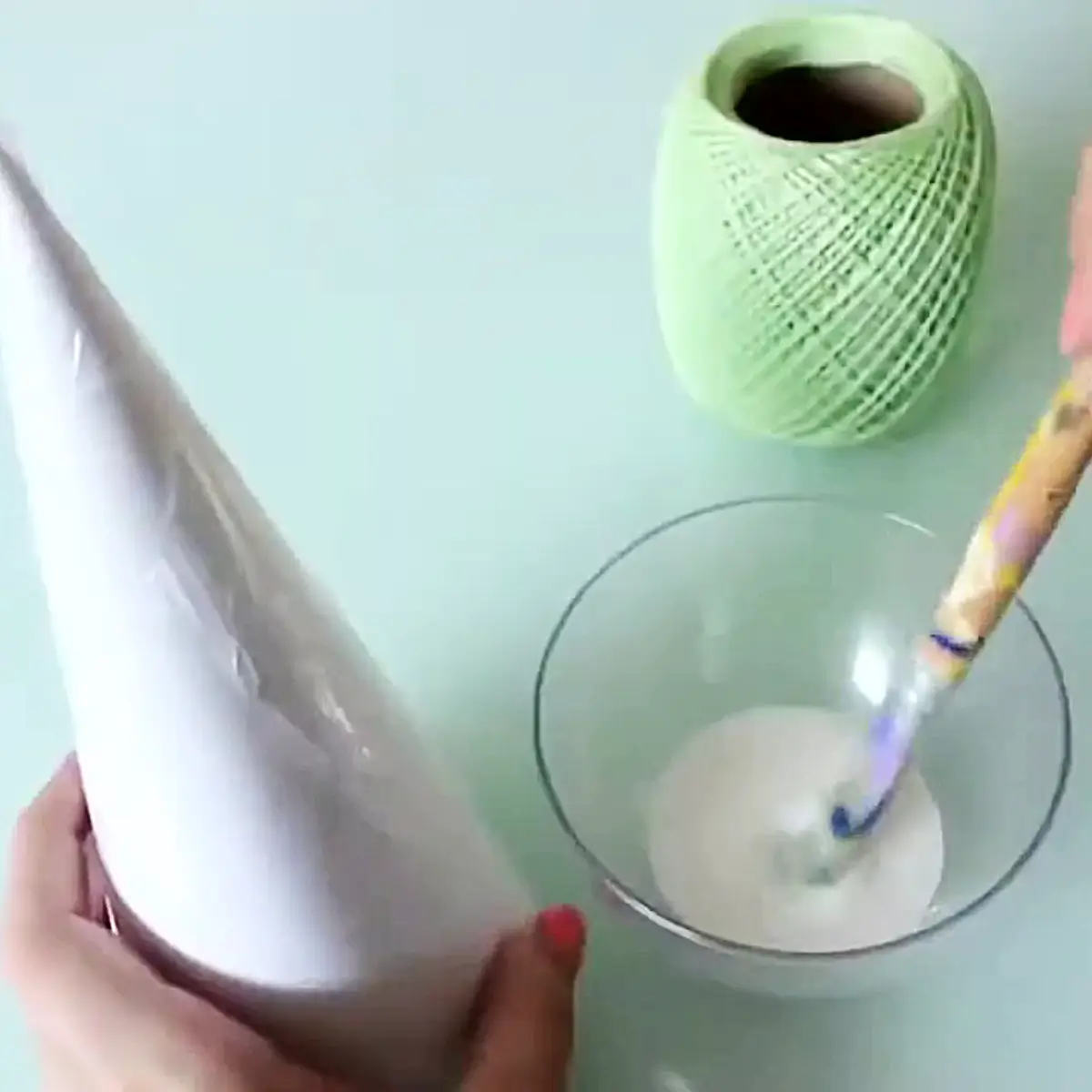 Wolle und Kleister werden zu Adventsdeko