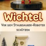 Kleiner Weihnachtswichtel steht auf einem Staubsaugerroboter in einer weihnachtlich geschmückten Wohnung – lustiger Schnappschuss mit Deko und Lichterglanz.
