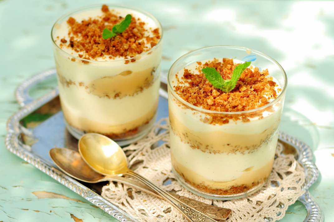 Dessert im Glas mit Keksstückchen