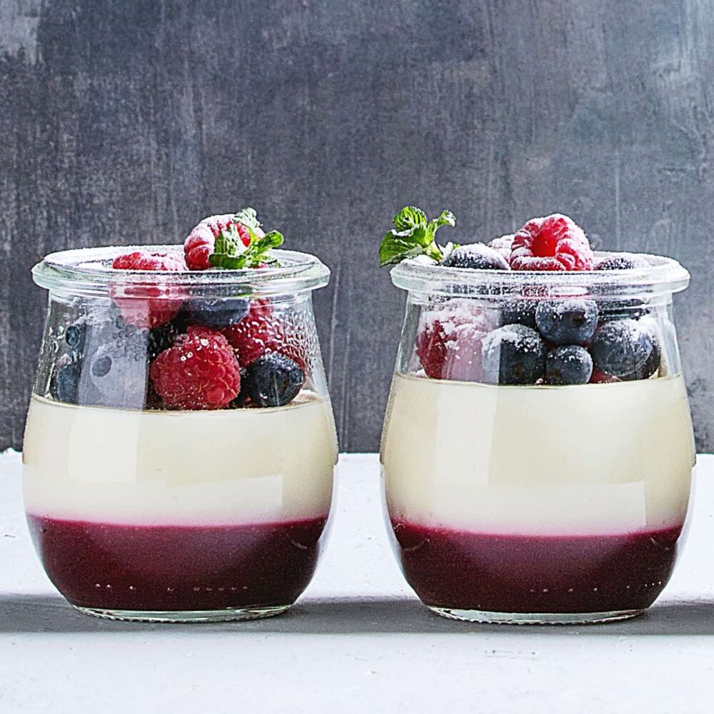 Schnelles Dessert im Glas mit Beeren