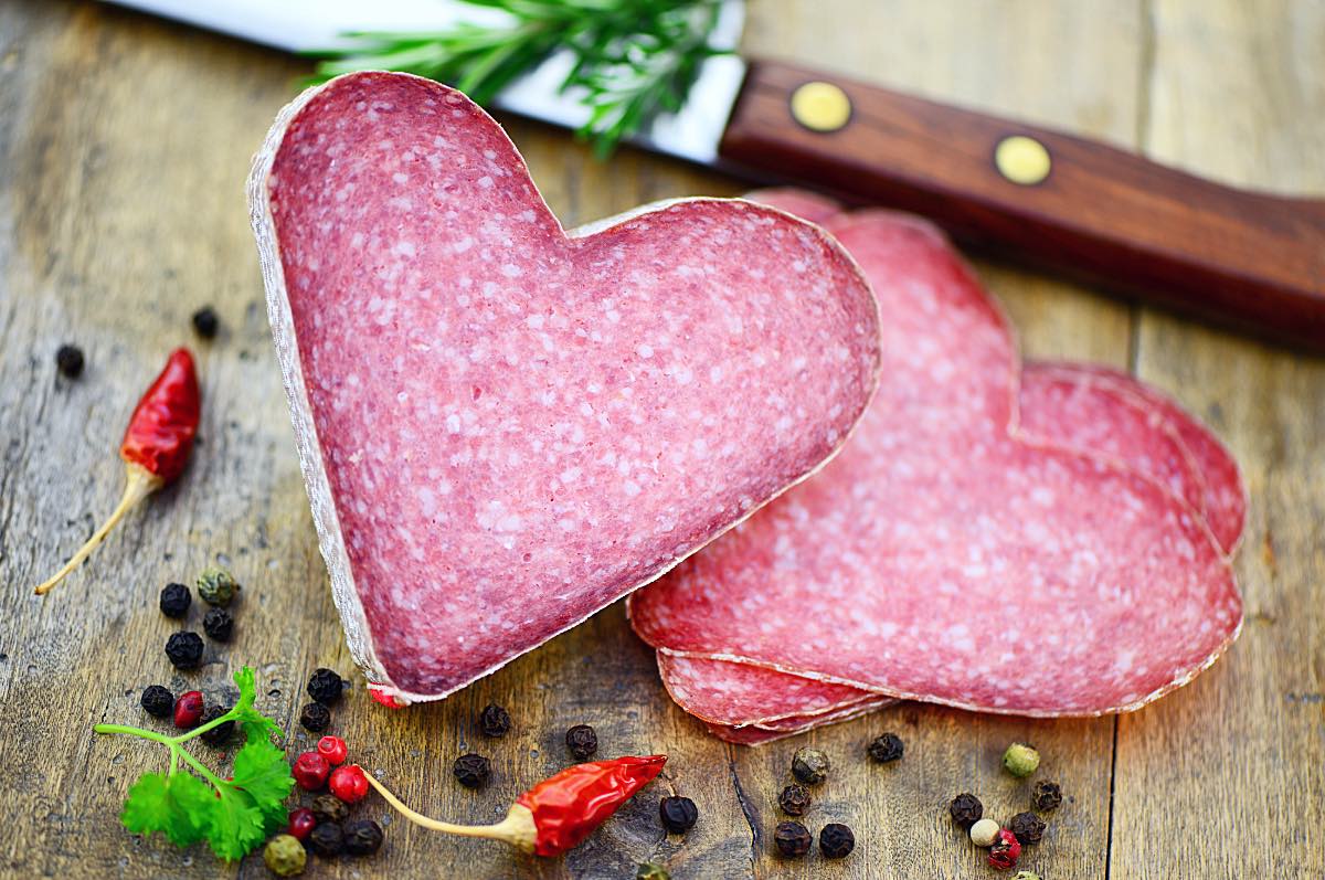 Herzförmige Salami für das Valentinstags-Frühstück