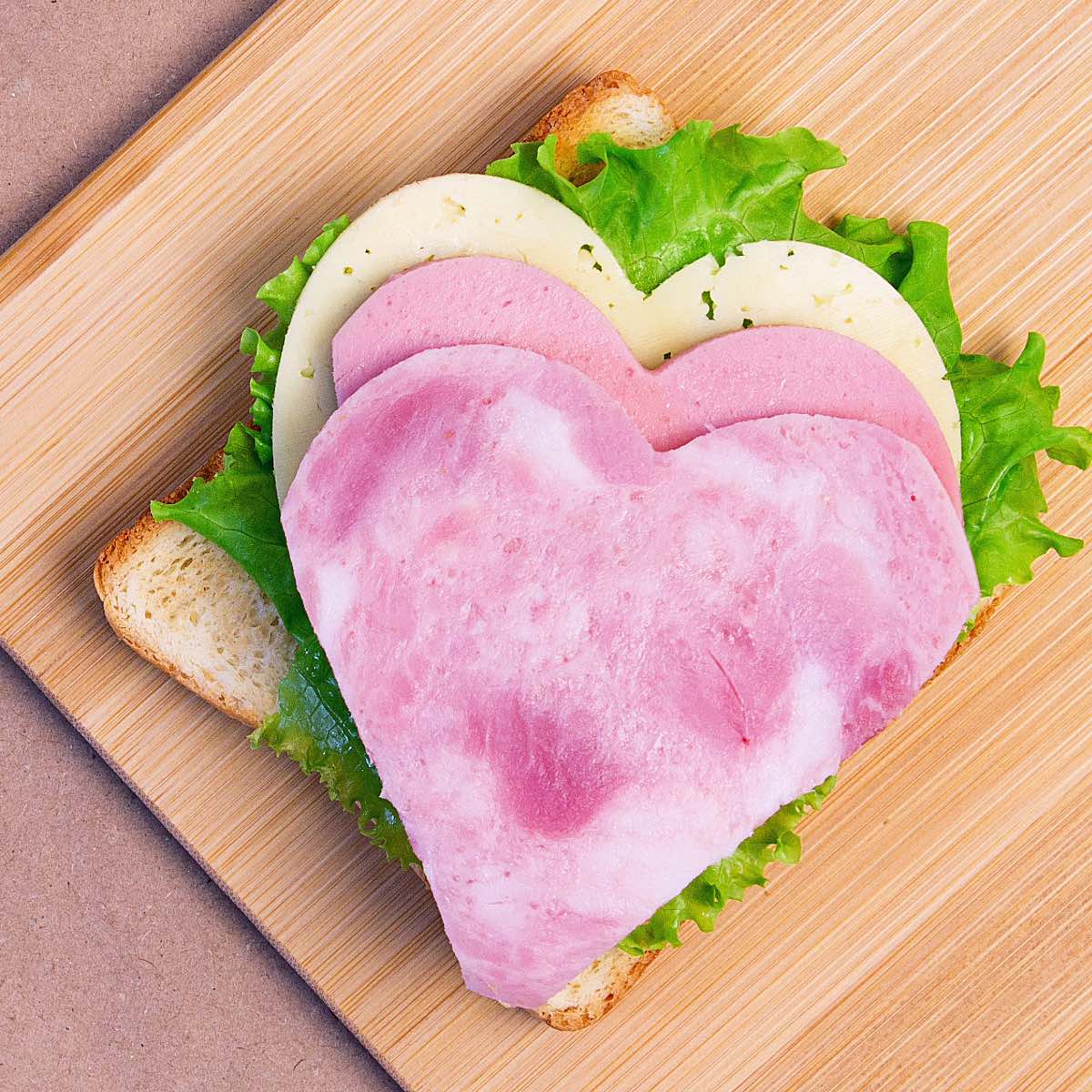 Mit Herzausstecher Frühstück für Valentinstag vorbereiten