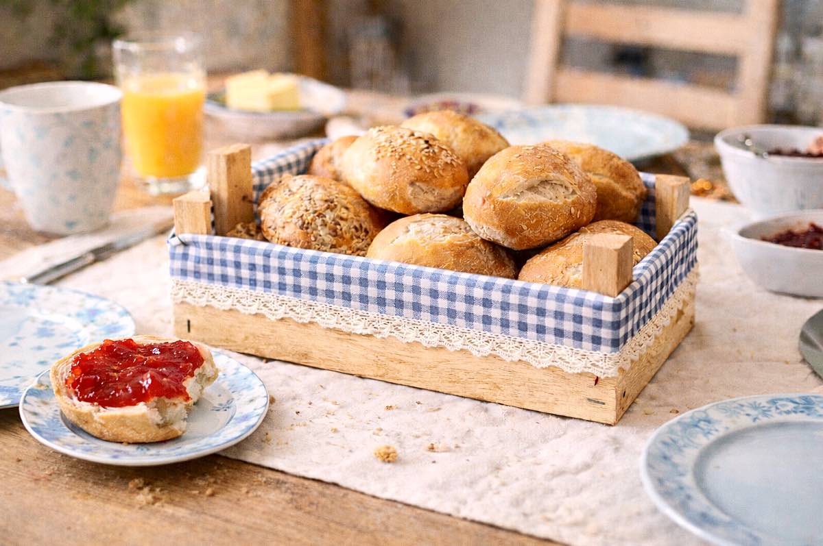 Leere Mandarinenkiste umfunktioniert zum Brotkorb