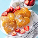 Valentinstags-Frühstück | Einfache Frühstücksideen für Verliebte Herzförmige Pancakes für das Frühstück am Valentinstag oder Muttertag