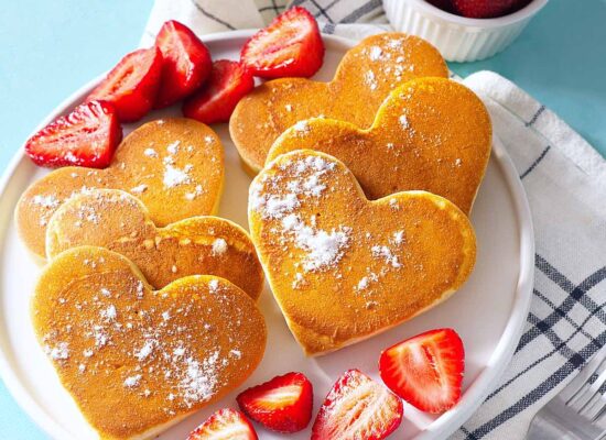 Herzförmige Pancakes für das Frühstück am Valentinstag oder Muttertag