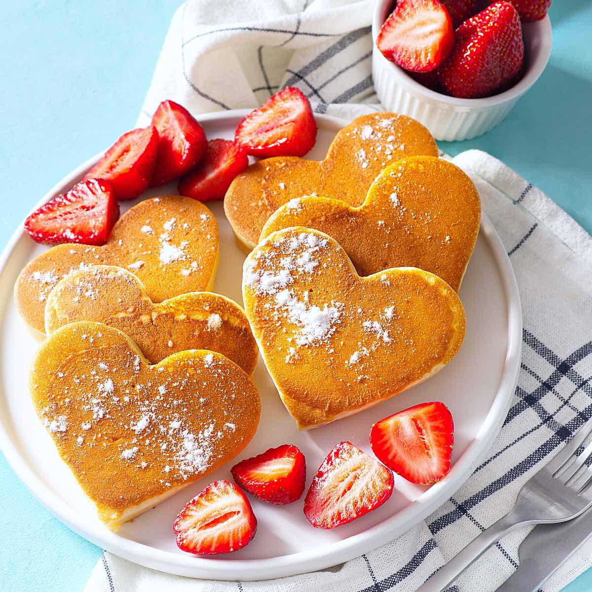 Herzförmige Pancakes für das Frühstück am Valentinstag oder Muttertag
