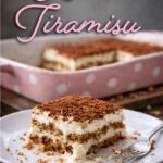 Du suchst ein einfaches Lotus Tiramisu Rezept ohne Eier? Dieses Dessert gelingt garantiert! Mit Karamellkeksen statt Löffelbiskuit, einer luftigen Mascarpone-Creme und einer feinen Kakaoschicht oben drauf. Ideal für Geburtstage, Feiertage oder wenn es schnell gehen muss. Das Tiramisu lässt sich gut vorbereiten und schmeckt am nächsten Tag sogar noch besser.