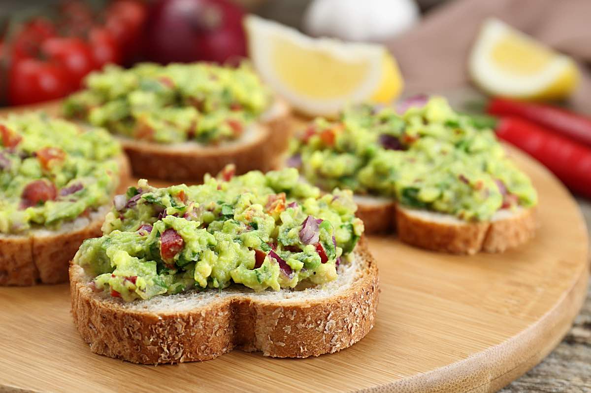 Avocado Dip auf knusprigem Brot