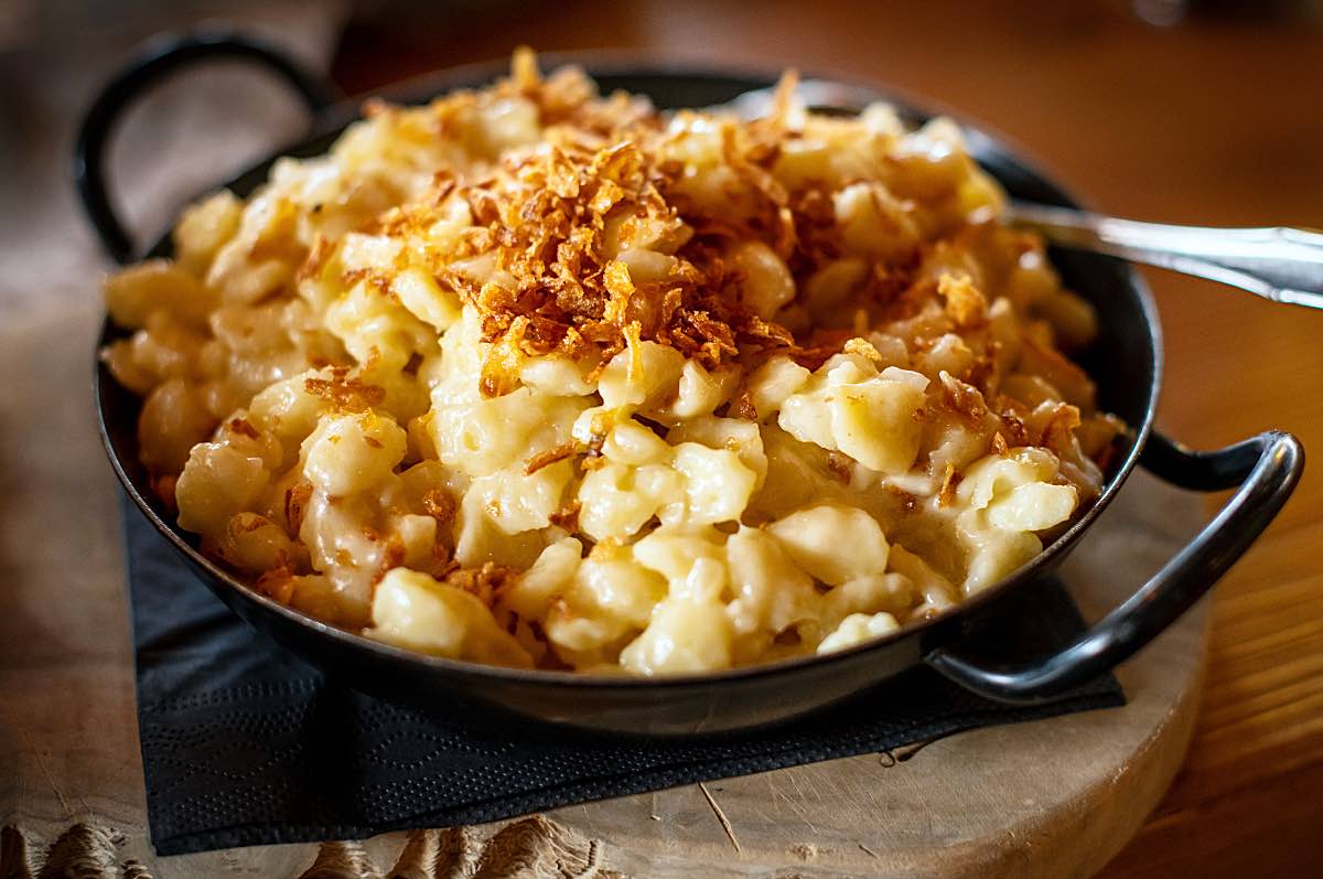 Hausgemachte Käsespätzle im Pfännchen