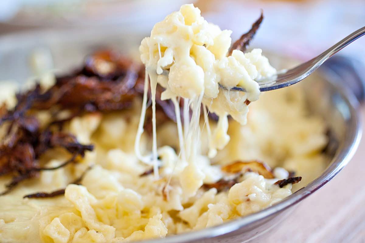 Köstliche Käsespätzle mit Röstzwiebeln