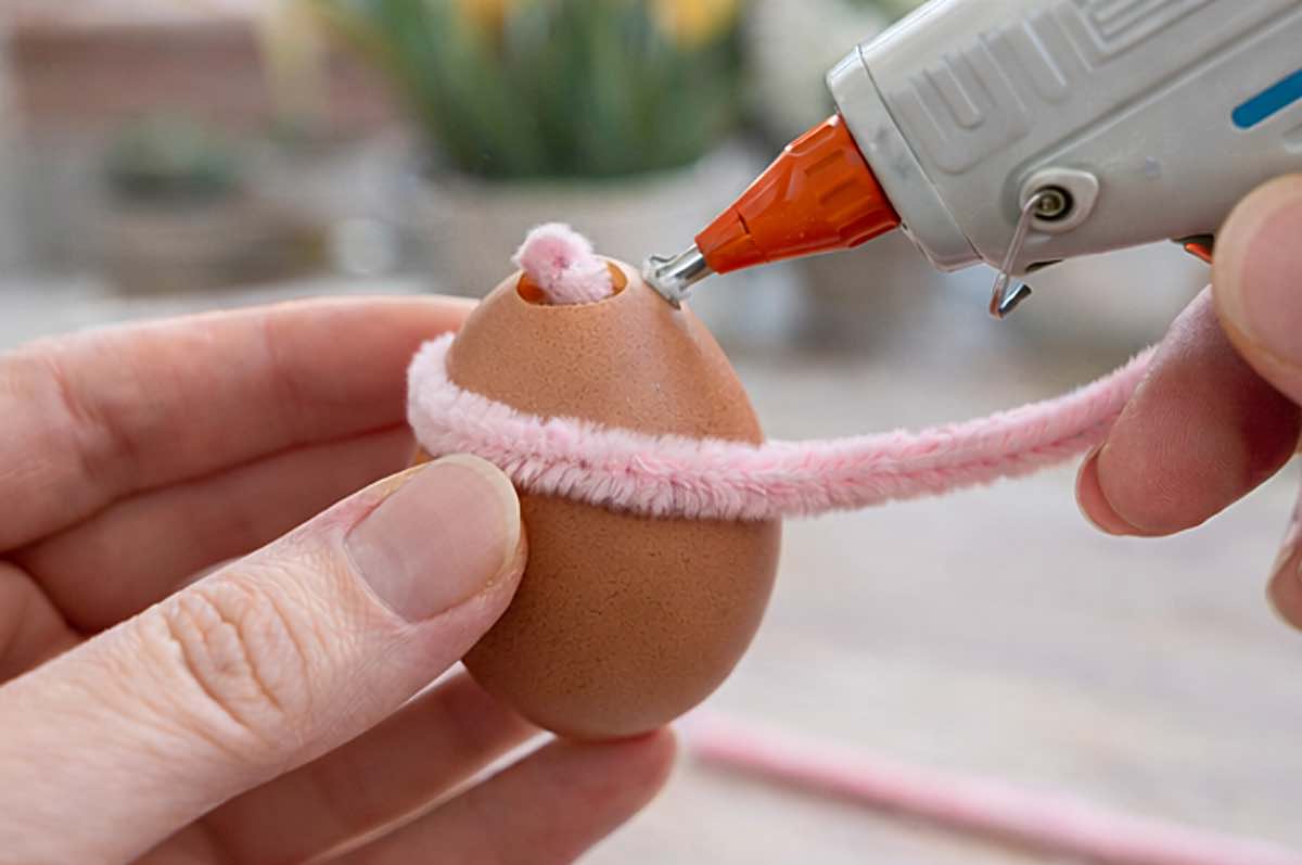 Pfeifenreiniger-Ostereier basteln