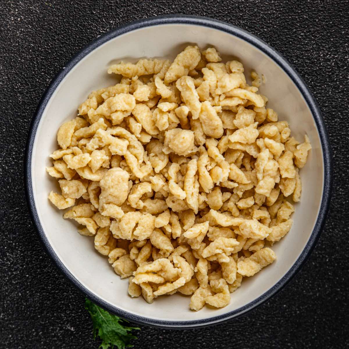 Unregelmäßig geformte selbstgemachte Spätzle