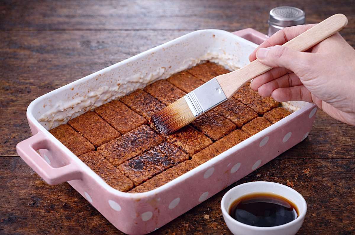 Karamellkekse werden mit Kaffee beträufelt