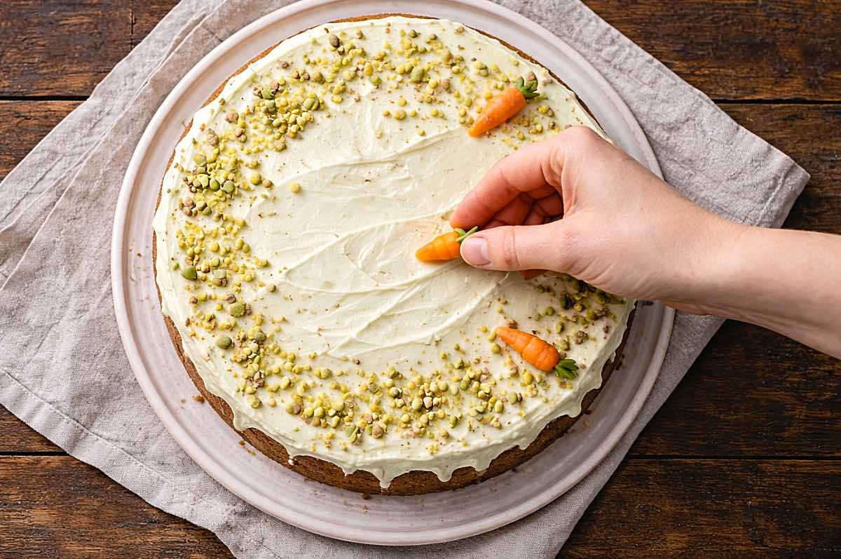 Karottenkuchen dekorieren