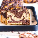 Marmorkuchen einfach und schnell backen: Dieses Rezept gelingt auch Anfängern. Mit genauer Anleitung, Backzeit, Formgrößen und Tipps für einen saftigen Rührkuchen.