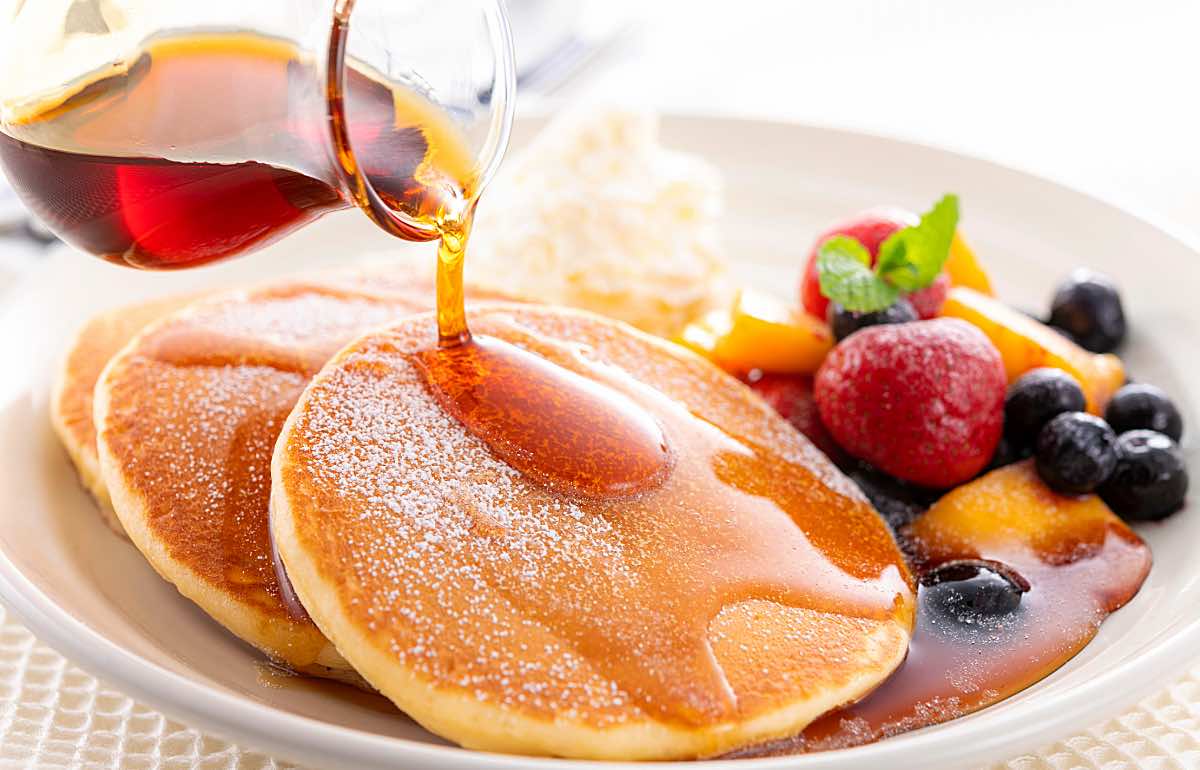 Pancakes mit Ahorsirup und Früchten
