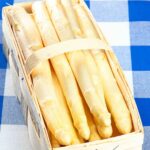 Spargel richtig schälen und kochen – das klingt einfach, wird aber oft falsch gemacht. Dieser Artikel zeigt dir Schritt für Schritt, wie du weißen Spargel perfekt zubereitest. Mit Kochzeiten, Tipps und den häufigsten Fehlern, die du vermeiden solltest.