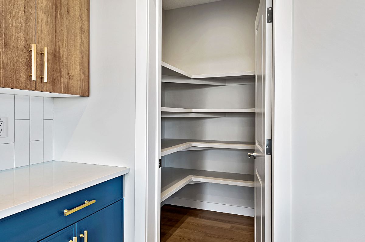 Küche mit kleinem Vorratsraum