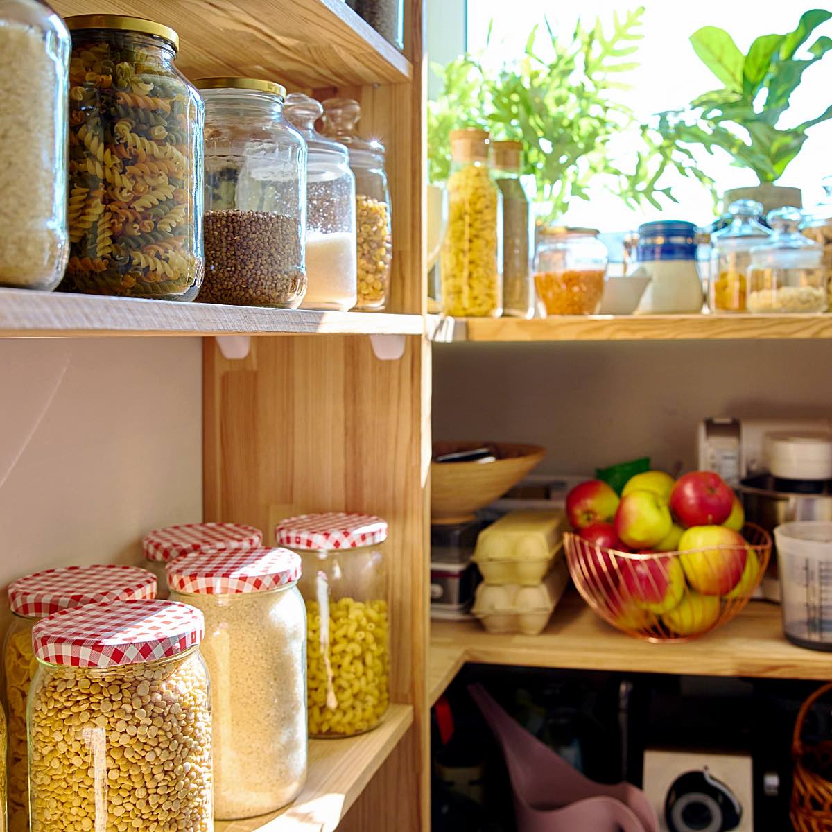 Vorratshaltung in der Speisekammer