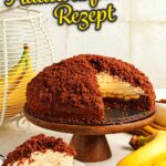 Klassischer Maulwurfkuchen mit Banane, Sahnefüllung und Schokokrümeln auf einer Kuchenplatte