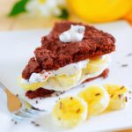 Stück Maulwurfkuchen mit Banane, Schokolade und luftiger Creme auf Teller serviert