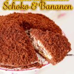 Selbst gebackener Maulwurfkuchen mit Banane und lockerem Schokoboden angeschnitten